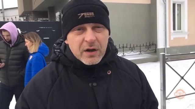 Крымские автомобилисты собрали 300 тысяч рублей водителю фуры из Курска, месяц жившему на улице смотреть онлайн