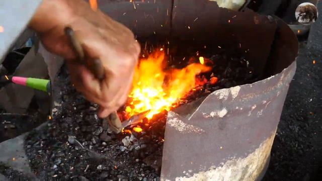 Witness the Incredible Bowie Knife Made from a Spring Leaf смотреть онлайн
