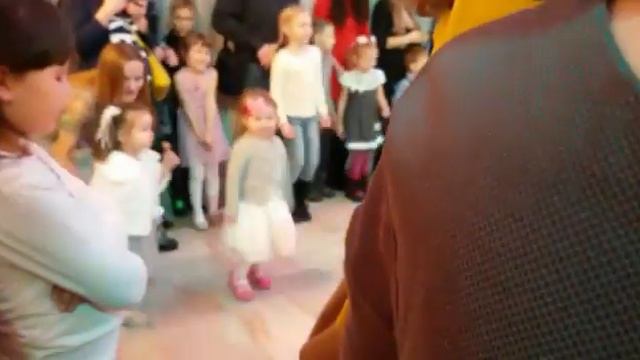 Новогодняя ёлка! Первый раз на утреннике! смотреть онлайн