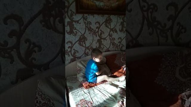 Солнечно, Костя прыгает на нашей кровати смотреть онлайн