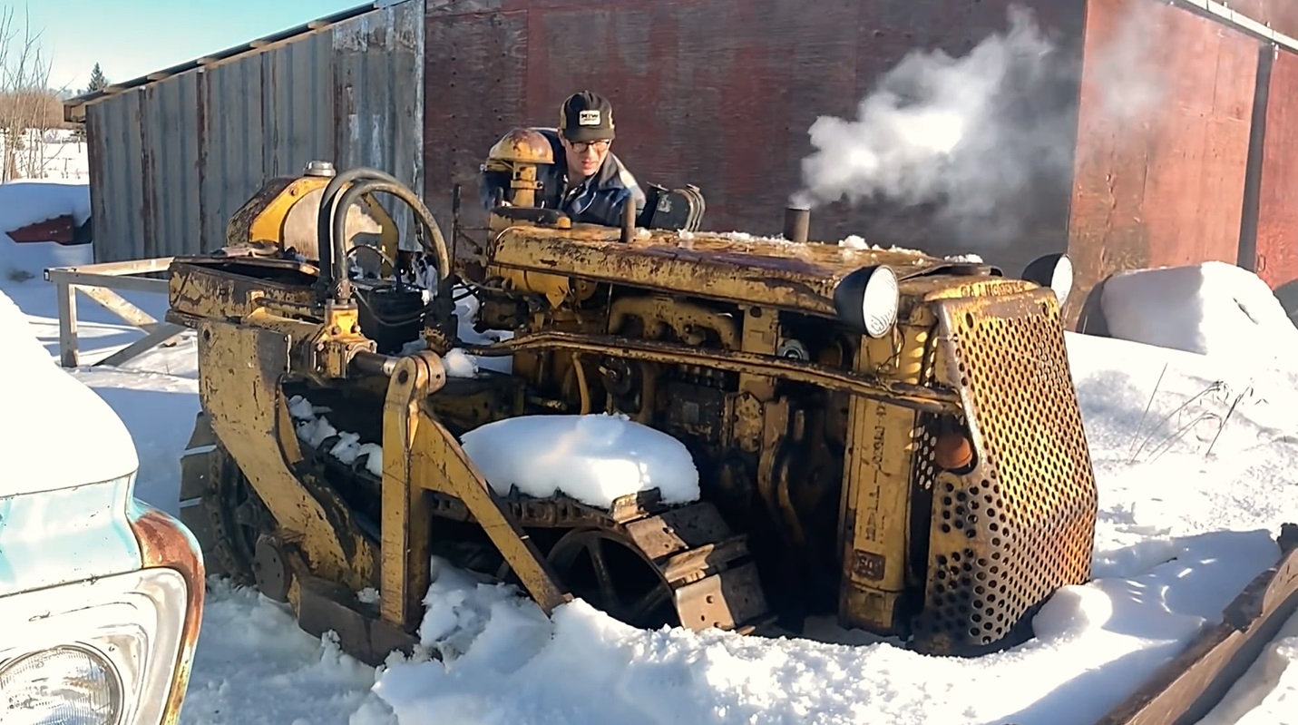 Холодный запуск дизеля Caterpillar D2 1947 года. Мощность 42 л.с. смотреть онлайн