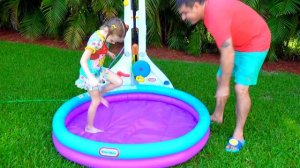 Настя и папа играют на улице