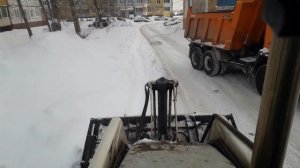 Убираем снег с остановки. Очищаем дорогу от снега до асфальта.