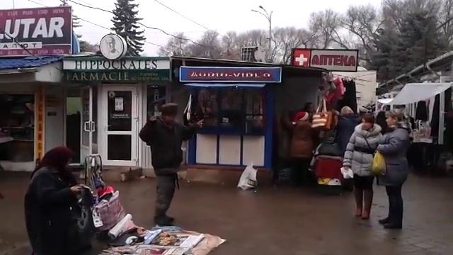 Мужик танцует возле музыкального киоска смотреть онлайн