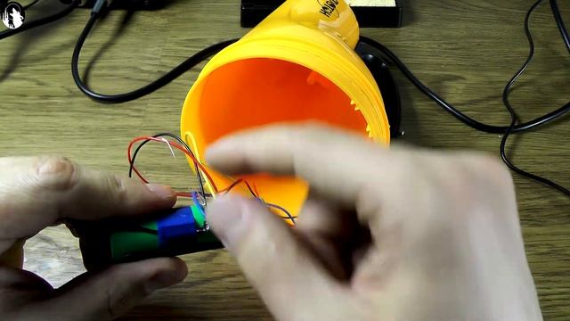 Переделываем аккумуляторный светодиодный прожектор под аккумулятор 18650 Li-Ion смотреть онлайн