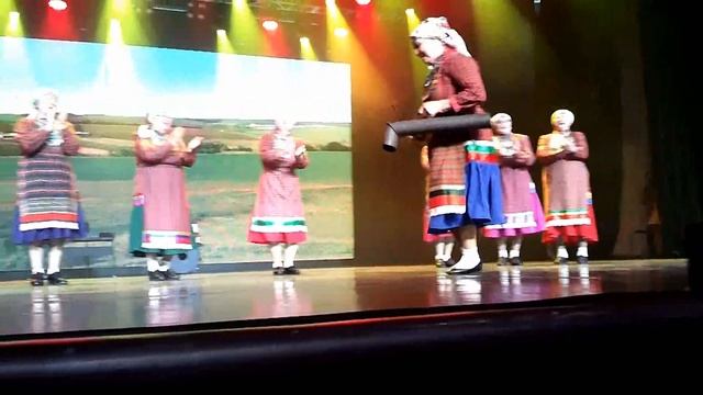 Соло на самоварной трубе.Так издревле танцевали наши бабушки...Старинный удмуртский танец смотреть онлайн