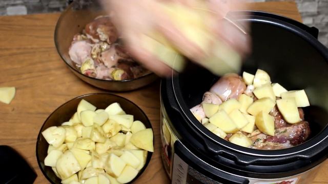 Обалденная картошка с курицей в мультиварке Redmond смотреть онлайн