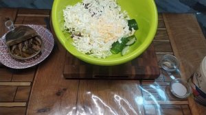 Очень вкусный салат из шпрот. Только шпроты и плавленый сырок!