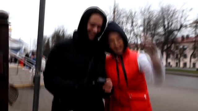 РАЗДАЛ 50 НОВОГОДНИХ ПОДАРКОВ ПРОХОЖИМ! смотреть онлайн