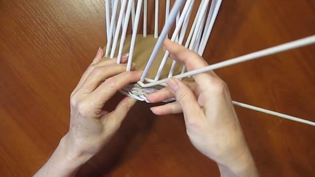 мастер класс КОРЗИНКА ИЗ ГАЗЕТНЫХ ТРУБОЧЕК. Полезные вещи из газет.Органайзер для мелочей. смотреть онлайн