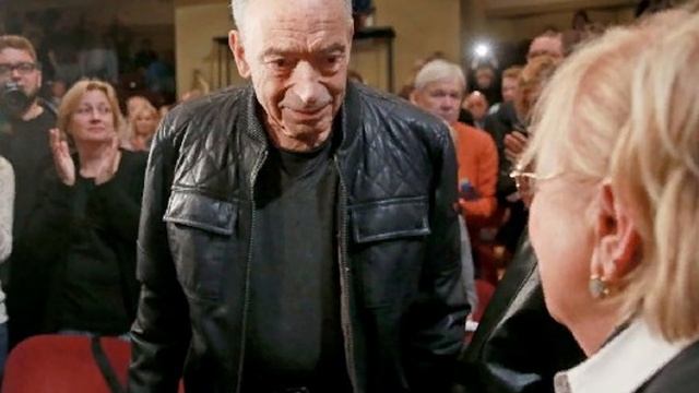 Прямо у гроба! Остроумову вывели под руку – Гармаш зарыдал. Гафта хоронят – люди не сдерживают слез смотреть онлайн