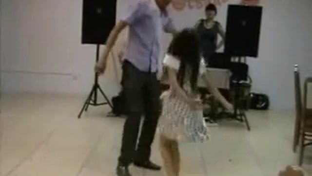 прикольный танец на свадьбе.flv смотреть онлайн