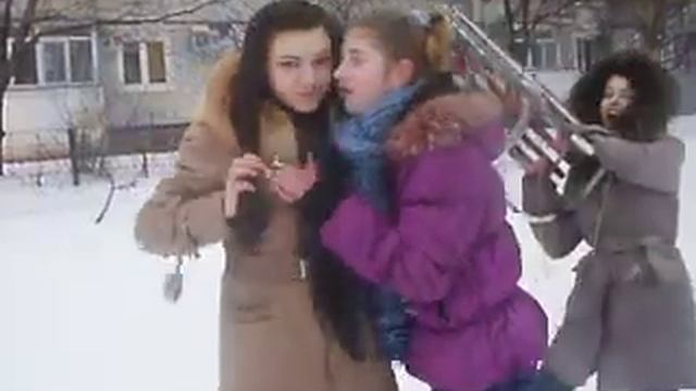 Добрая девочка с санками смотреть онлайн