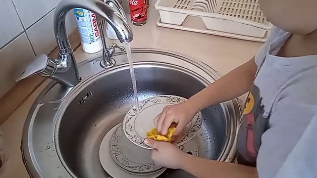 Мама забрала телефон! Выполняю все задания по дому! смотреть онлайн