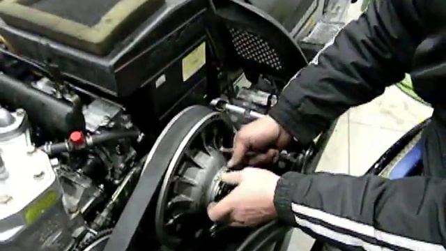 Как натянуть ремень на снегоходе BRP Legend 500 ведомый вариатор смотреть онлайн