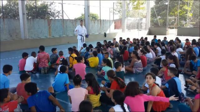 Vídeo Caratê 5º ano A E.E. Prof. Pascoal Maimoni Filho смотреть онлайн