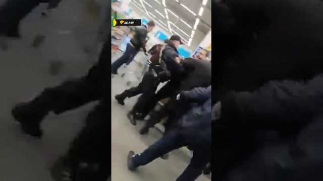 Неадекватный мужчина устроил погром в Ленте в Новосибирске 2 октября 2021 смотреть онлайн