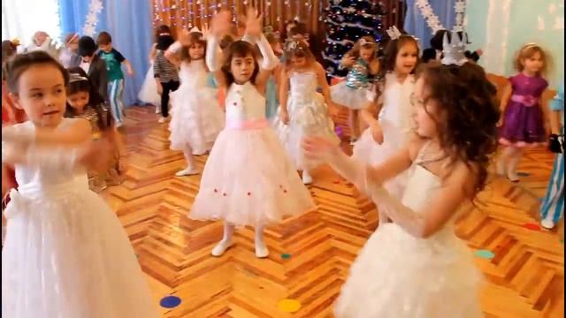 Танец "Маленькие звезды". ДОУ №8 "Малыш" г.Шахтерск смотреть онлайн