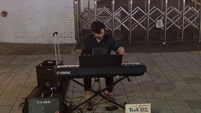 Howl's moving castle 'the merry-go-round of life' by street pianist смотреть онлайн