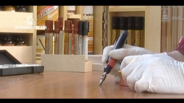 Как устранить царапины на паркете или ламинате?