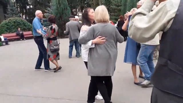 НАДЕЖДА, ВЕРА И ЛЮБОВЬ! ТАНЦЫ В ПАРКЕ ГОРЬКОГО ХАРЬКОВ СЧАСТЛИВЫЕ МОМЕНТЫ смотреть онлайн