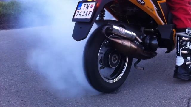Scooter Leo Vince burnout... смотреть онлайн