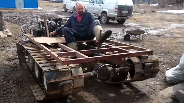 Гусеничный, первое движение с новым двигателем смотреть онлайн