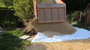 Выгрузка щебня - 20 кубов / Unloading of crushed stone - 20 cubic meters