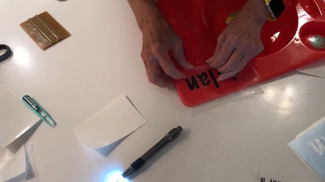 HOW TO TURN DOLLAR TREE TRAY INTO A GREAT GIFT: Easily apply adhesive vinyl to a Dollar Tree tray. смотреть онлайн
