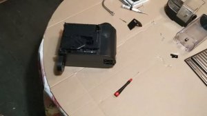 Ремонт капсульной кофеварки с помощью стамески