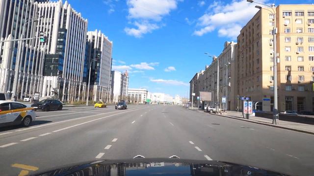 По Садовому кольцу во время карантина. Пустая Москва, весна, солнце.