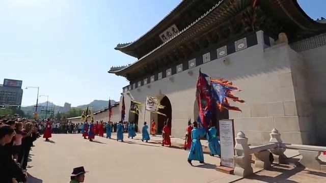 Смена стражи во дворце Кёнбоккун, Сеул, Южная Корея смотреть онлайн