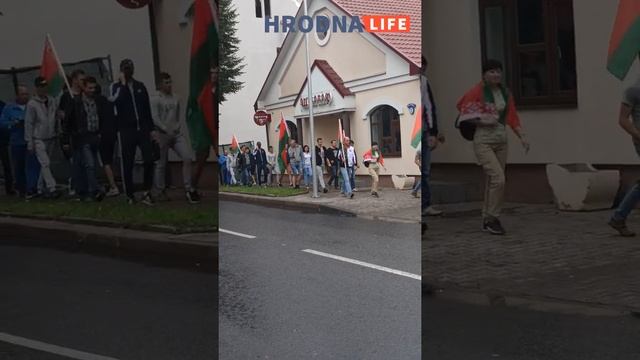 Колонна с красно-зелеными флагами идет в парк Жилибера в Гродно смотреть онлайн