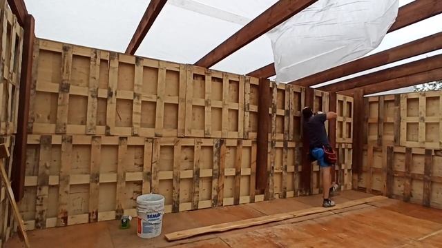 Сарай или гараж из поддонов часть 3.