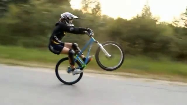 Удевитильная езда на заднем колесе на скорості 100км/год смотреть онлайн