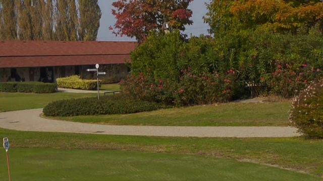 Италия, итальянка в пальто розовом , стритстайл в Падова , гольфклуб Montecchia смотреть онлайн