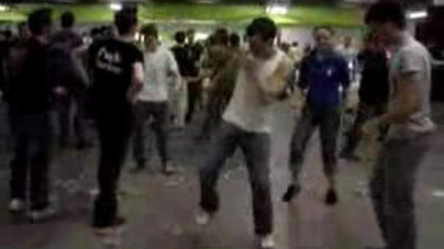 Народ жестко колбасит под pump. Злооооо! смотреть онлайн