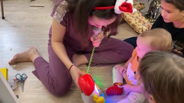 Софа распаковывает свои подарки. Играем в игры. смотреть онлайн