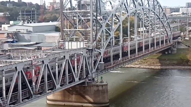 Красота! ЭП1М-440 с поездом №480 Санкт-Петербург - Сухум следует по мосту через реку Дон смотреть онлайн