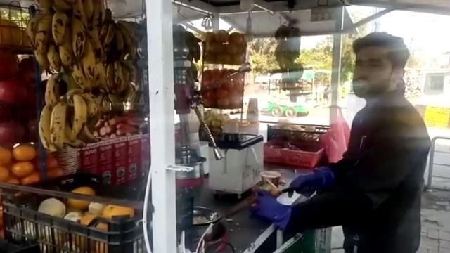 Pakistan street food,l tasty juice of carrots l and orange made by a graduate. смотреть онлайн