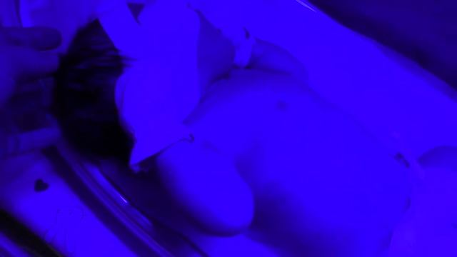 Мы в роддоме под УФ лампой, первые сутки после рождения смотреть онлайн