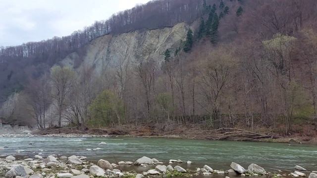 Прогулянка річкою Прут біля Скелі Слон в Яремче, Карпати смотреть онлайн