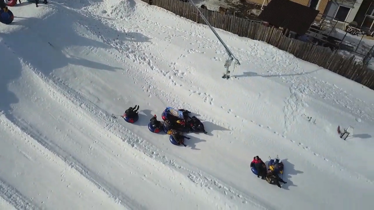 Массовый спуск на ватрушках.mp4 смотреть онлайн
