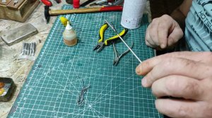 Установка стоек толкателей на валики левой клавиатуры гармони