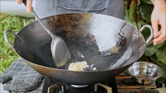 Stir Frying 101, Chinese Stir Fry Techniques Using Pork and Chili (青椒肉丝) смотреть онлайн