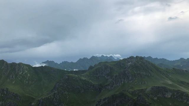 Увлекательное путешествие по Кодорскому хребту || Озёра Адуэда-Адзыш и Дерикуара! смотреть онлайн