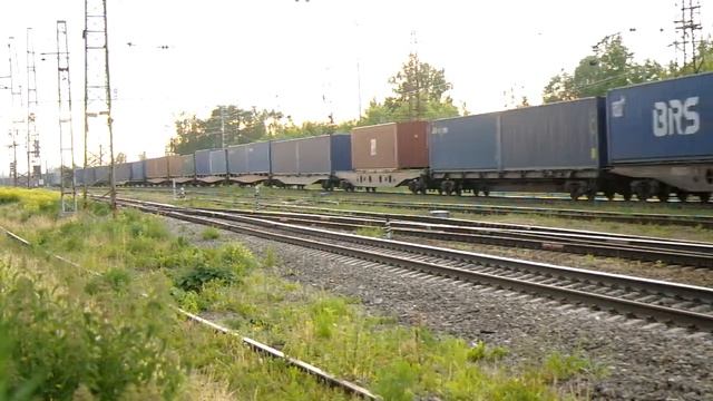ЭЛЕКТРОВОЗ ВЛ10У-486 С ГРУЗОВЫМ ПОЕЗДОМ И ЭЛЕКТРОПОЕЗД ЭР2Р-7015 смотреть онлайн