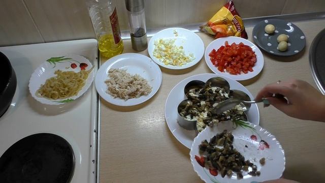 ЛЮБИМЫЙ САЛАТ НА НОВЫЙ 2023 ГОД , "ПИКАНТНЫЙ" С КУРИЦЕЙ ГРИБАМИ И ПОМИДОРАМИ смотреть онлайн