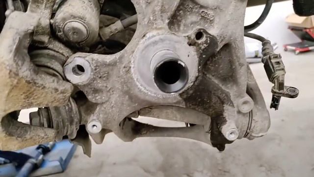 Audi A6 c7 jarrulevyjen ja palojen vaihto eteen ja taakse. + Abs anturin vaihto смотреть онлайн