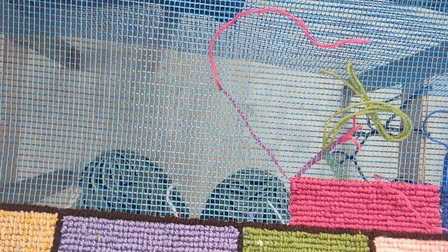 Очередное антистрессовое рукоделие (14). Коврик на строительной сетке, крючком для нукинга. смотреть онлайн